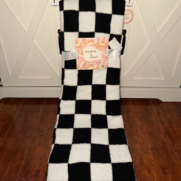 Black & White Checkered Throw Blanket - Picture 2 of 4